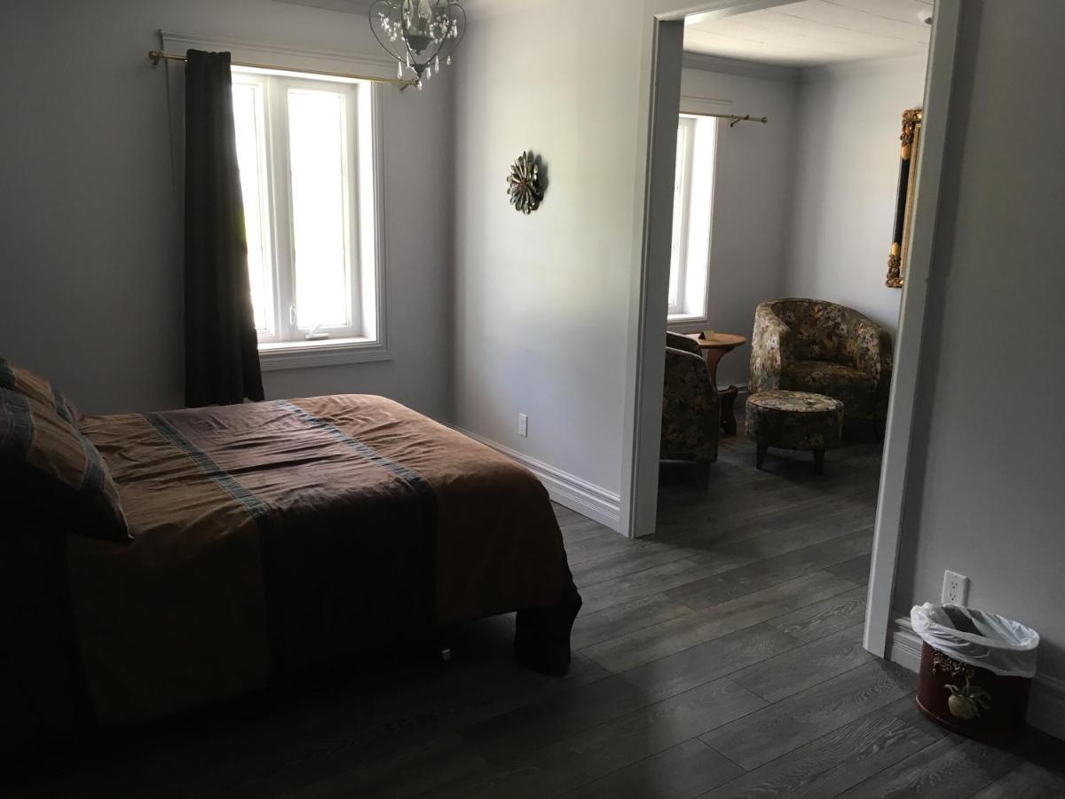 Auberge Du Vieux Faubourg Sainte Anne-des-Chênes Eksteriør bilde