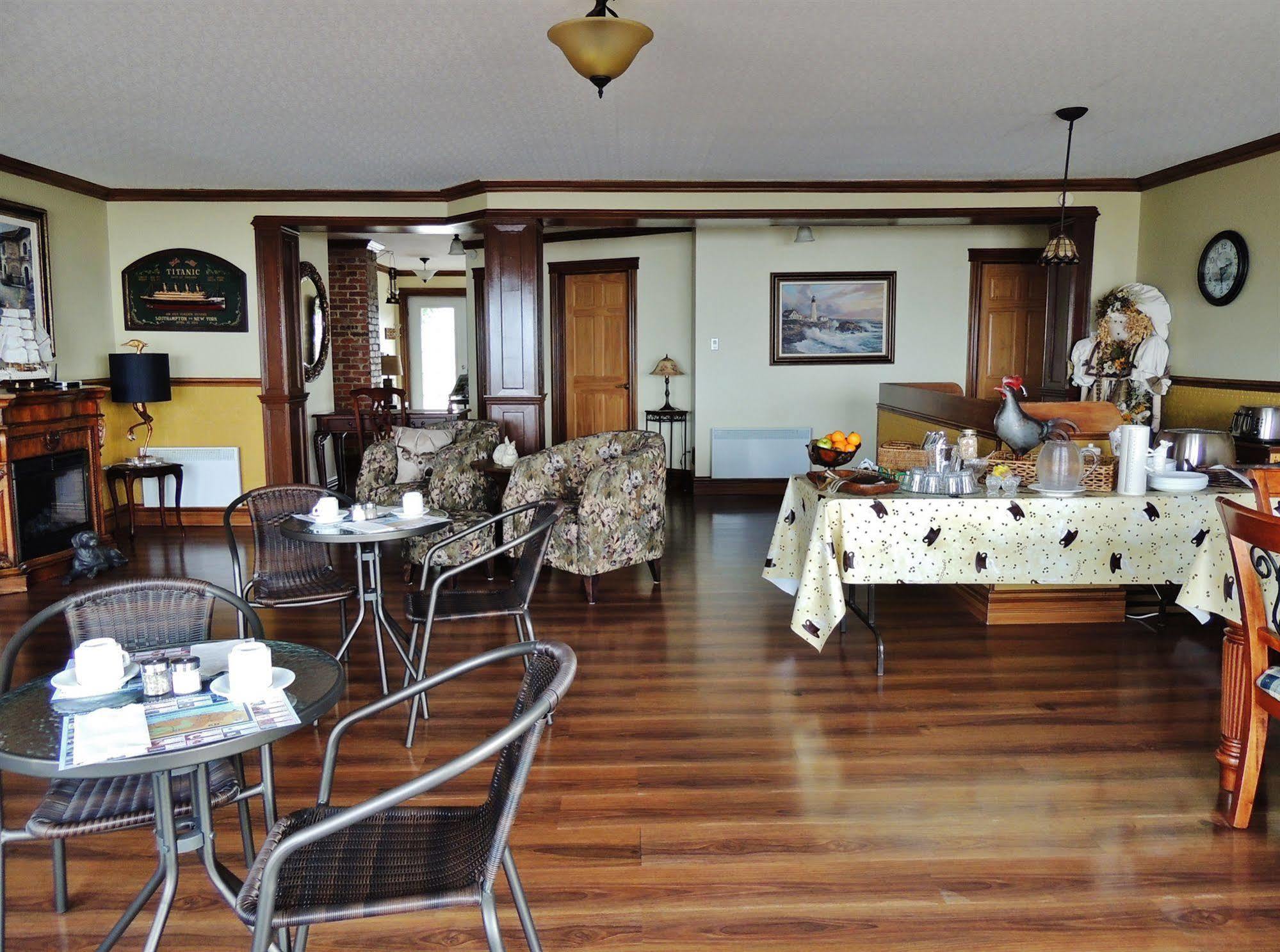 Auberge Du Vieux Faubourg Sainte Anne-des-Chênes Eksteriør bilde
